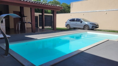 Casa com piscina- Bem Localizada!